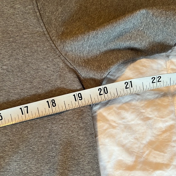 New without tags, Under Armour, size small, heat gear T-shirt - Picture 3 of 4